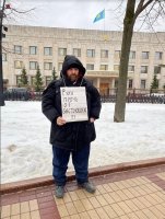 9 декабря 2023 года перед посольством Казахстана в Москве прошли одиночные пикеты в поддержку пятисот бастующих нефтяников на месторождении Жетыбай сервисной компании West Oil Software.